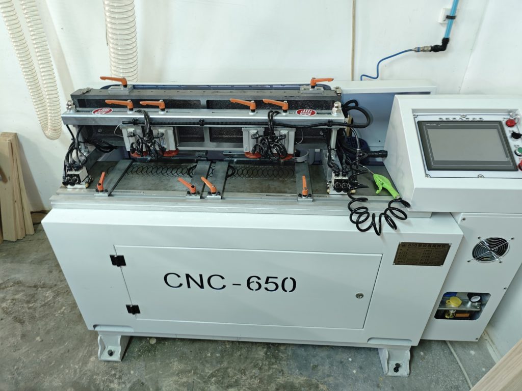 CNC-650 automata fecskefarkú maró- és csapozógép